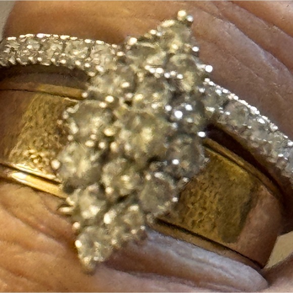 14K wide yellow gold band with a cluster of real diamonds, size 8.5 - Picture 2 of 7